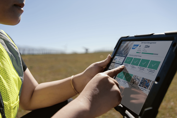 Field engineer learns on skyllful Tablet Screen