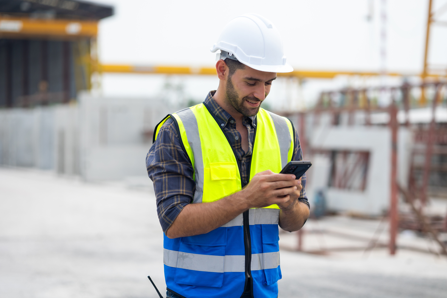 Field worker using FSM app